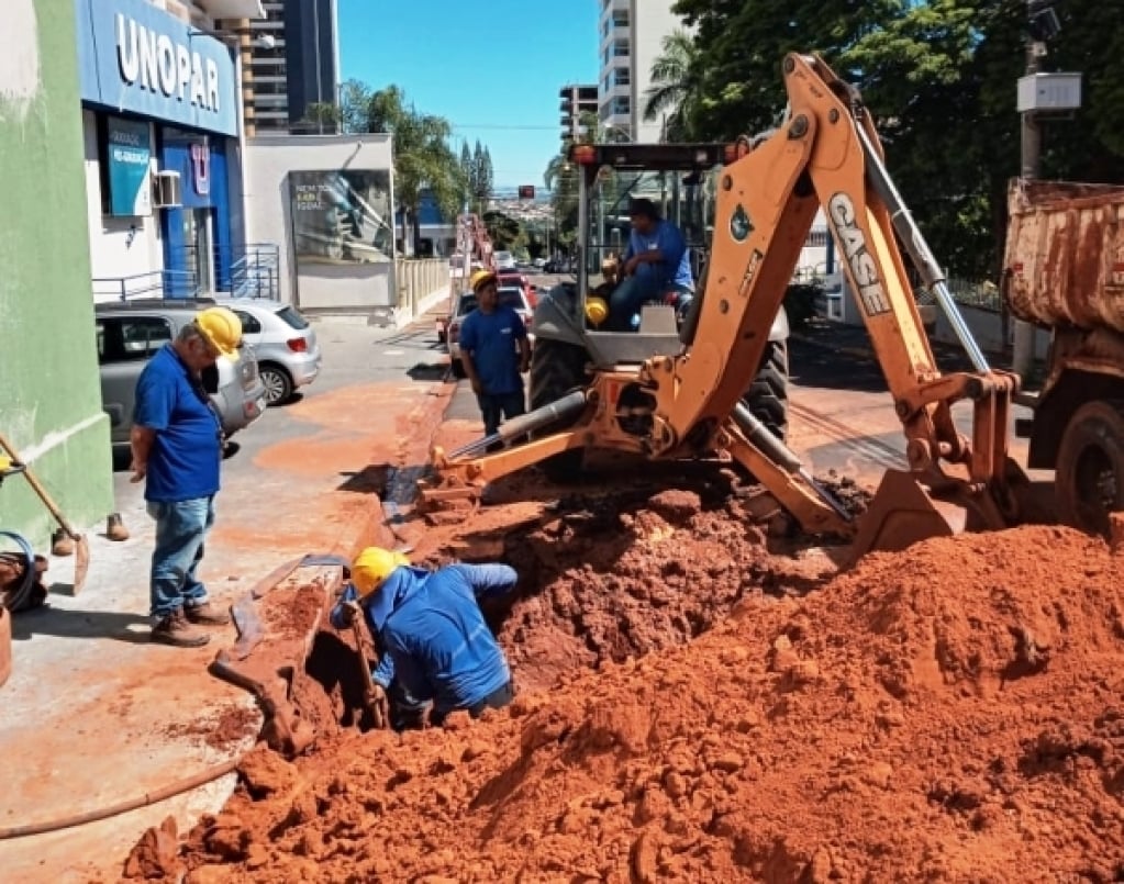 Adutora quebra na rua Lima e Costa e Daem pede economia de água em bairros