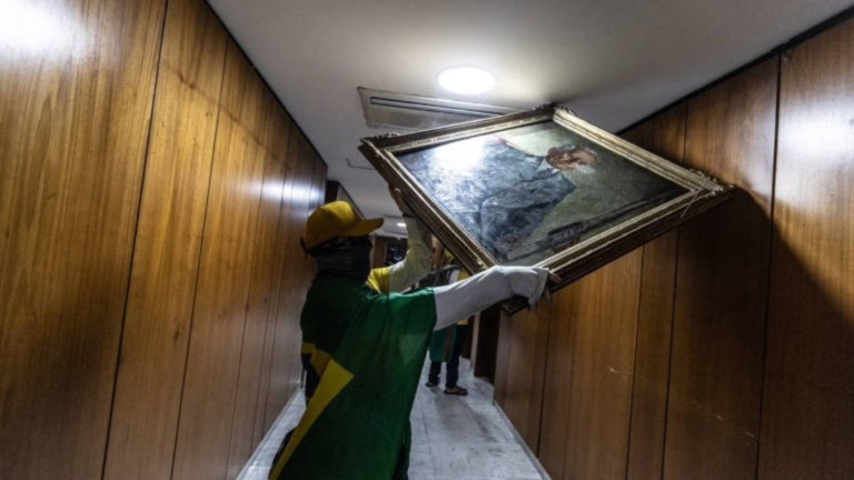 Reprodução: redes sociais – 09/01/2023 Obra de arte vandalizada no dia dos ataques