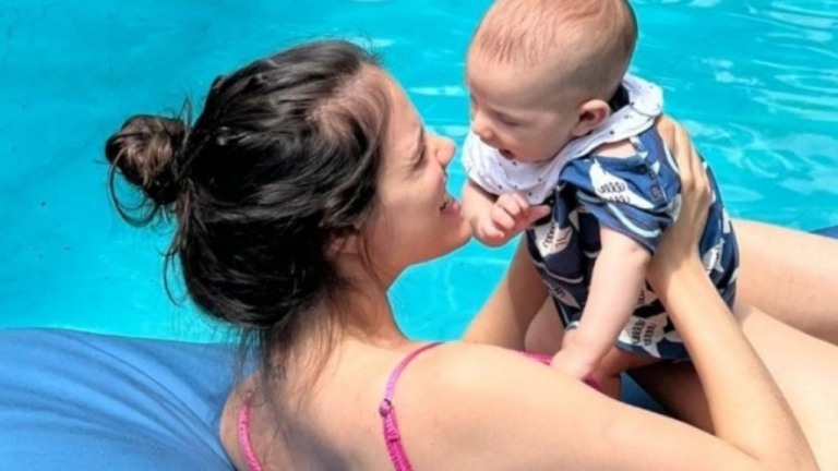 Laura Neiva curte sol e piscina com filho: "pra ativar nossa melanina"