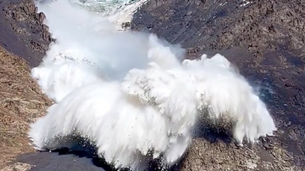 Turista filma avalanche de neve e quase é atingido