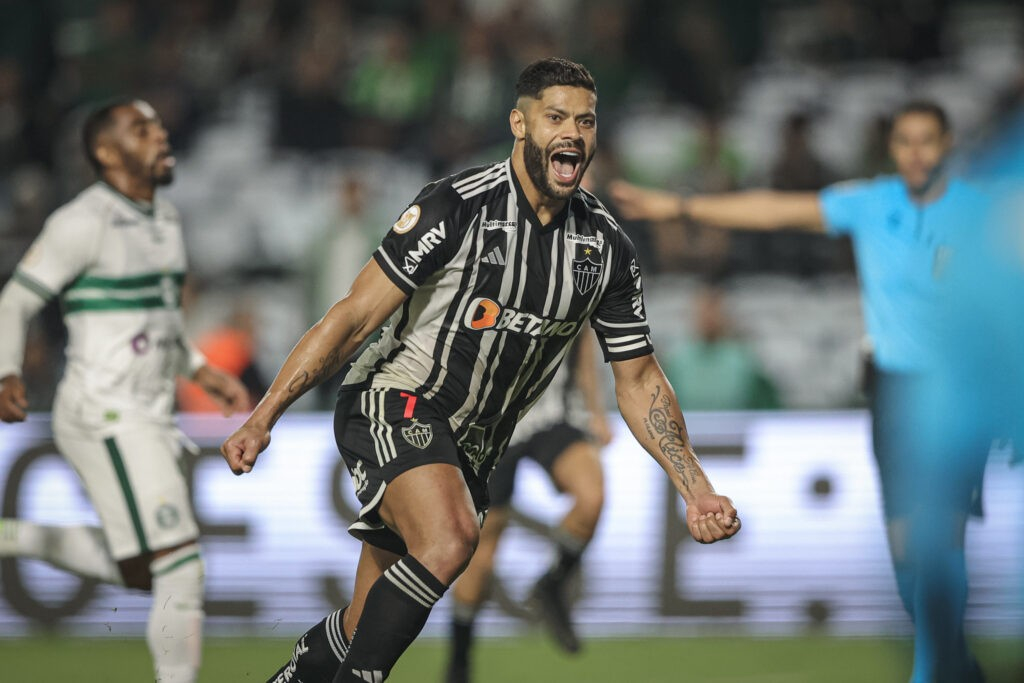 Atlético Mineiro vence de virada em Curitiba