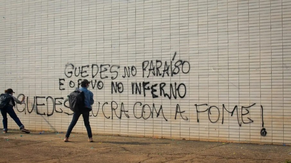 Ministério da Economia é pichado em manifestação contra Guedes