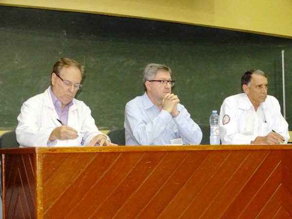 Paulo Michelone, atual diretor, com os médicos José Sgarbi e Valdeir Fagundes de Queiroz, eleitos para dirigir a Famema