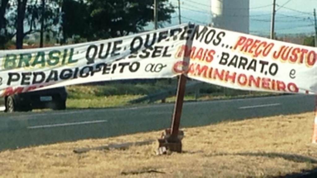 Caminhoneiros ganham apoio da Examar e arrecadação em Garça