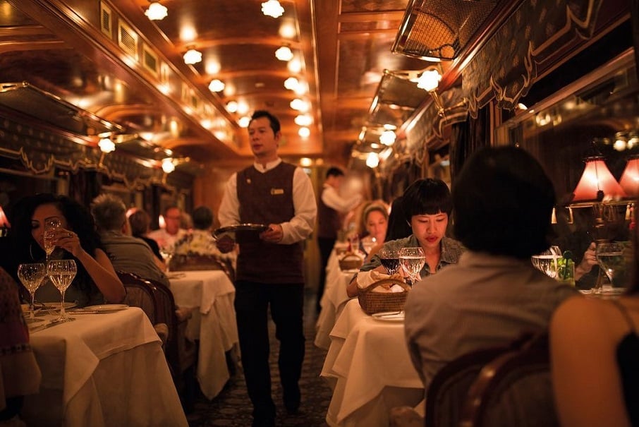 Restaurante do trem de luxo The Eastern & Oriental Express, da Belmond, que faz itinerário no Sudeste Asiático