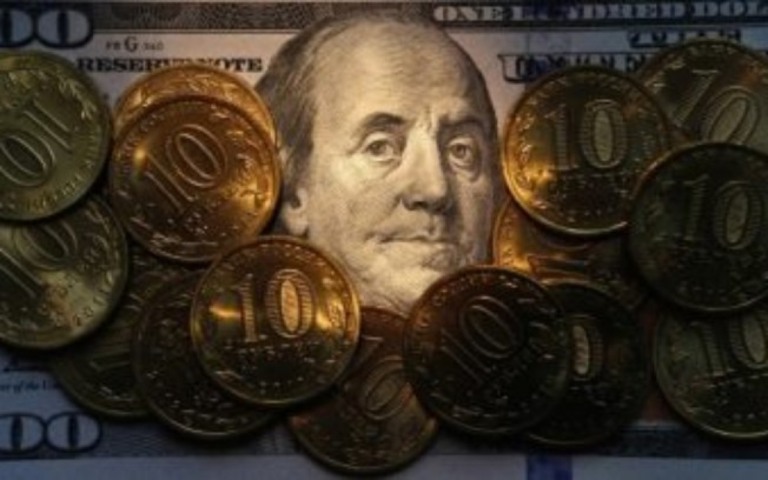 Dólar segue tendência, cai 1,2% e fecha aos R$ 4,60
