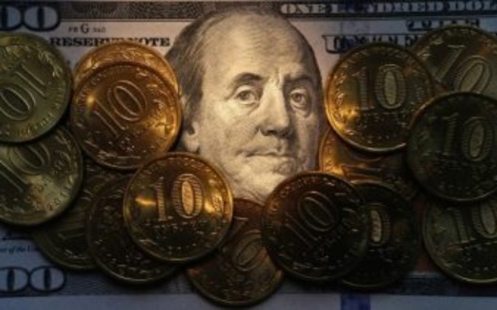 Dólar segue tendência, cai 1,2% e fecha aos R$ 4,60