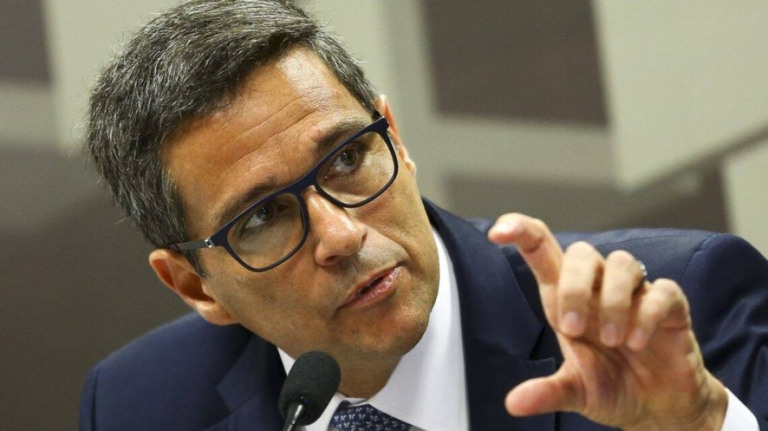 Campos Neto contraria Bolsonaro e diz que bancos não perderam com Pix