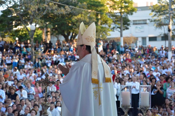 Dom Luiz Antonio Cipolini durante celebração em 2015