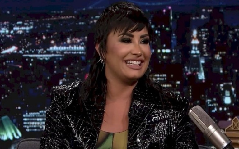 Demi Lovato afirma que gravou novo álbum "limpa e sóbria"