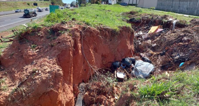 Abandono e erosão em rua ameaçam casas e área ao lado do contorno - Vídeo e fotos
