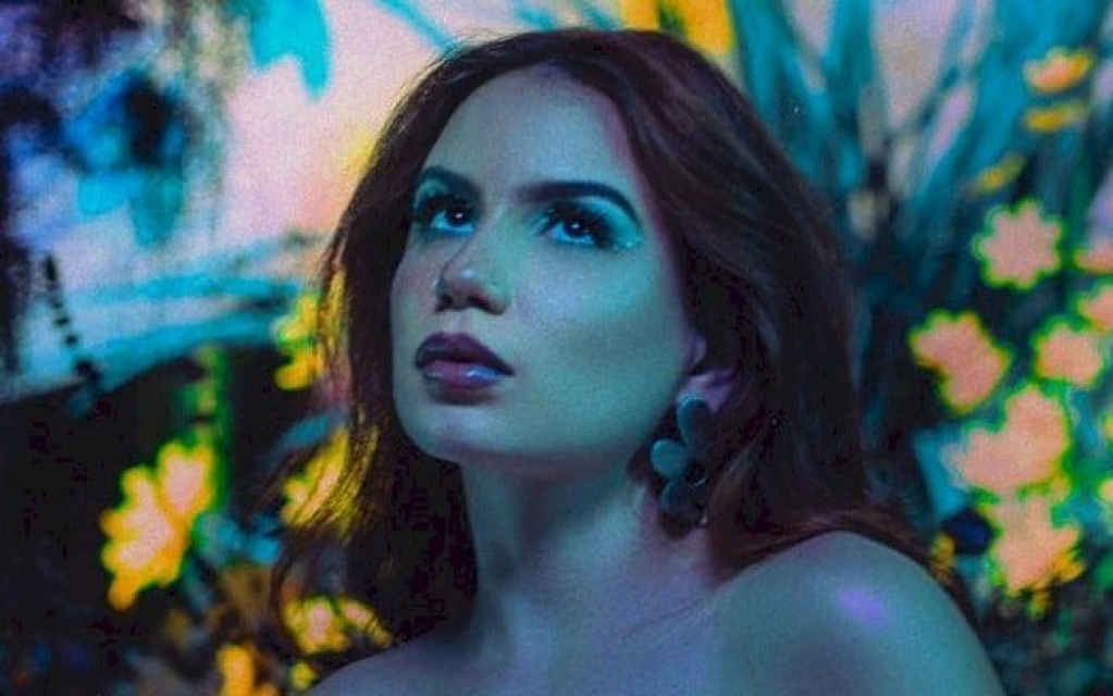 Carol Biazin discute o pop e fala sobre "Garota Infernal" em podcast