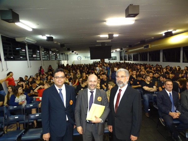 Professores Edenilsom Machado, Paulo Opuszka e Fernando Cardoso com auditório cheio na abertura da Semana Jurídica