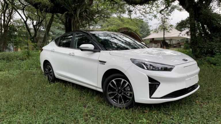 O sedã elétrico JAC E-J7 é mesmo rival de Audi, Mercedes e BMW?