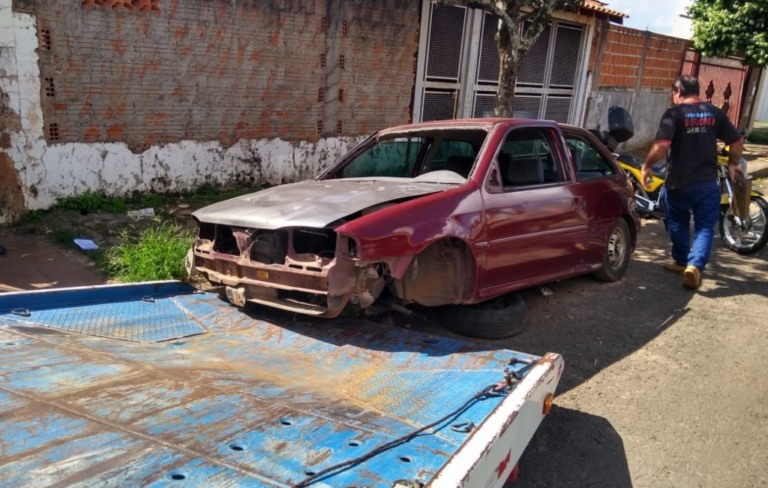 Daniel cria concessão e superaumento de taxas para carros abandonados