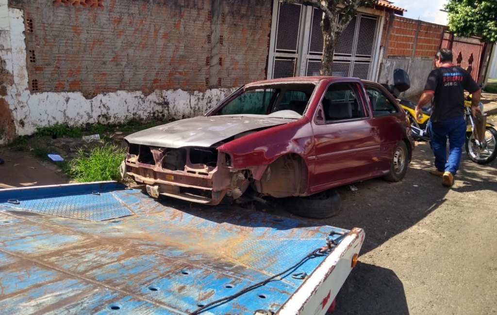 Daniel cria concessão e superaumento de taxas para carros abandonados
