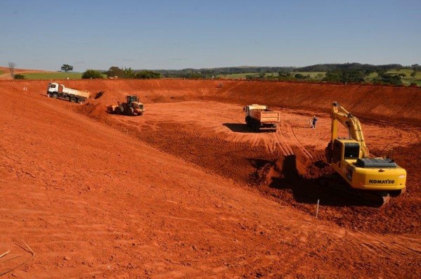 Córrego com esgoto em Marília: após dez anos sujeira continua