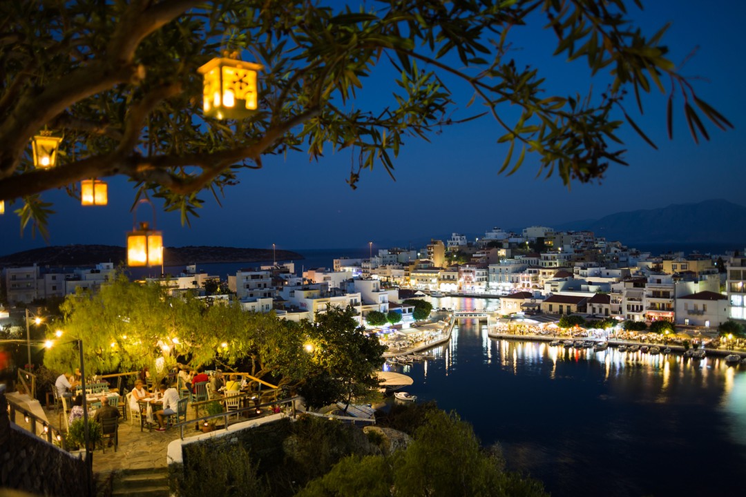 O lago Voulismeni a noite, na cidade grega de Agios Nikolaos, em Creta.. Foto: Reprodução/Instagram 20.01.2023