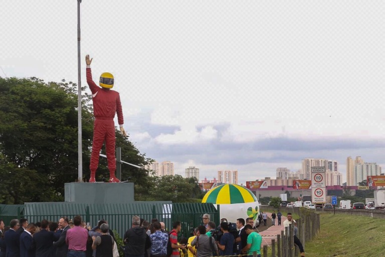 Estátua para Ayrton Senna vira atração ao lado de rodovia em Sâo Paulo