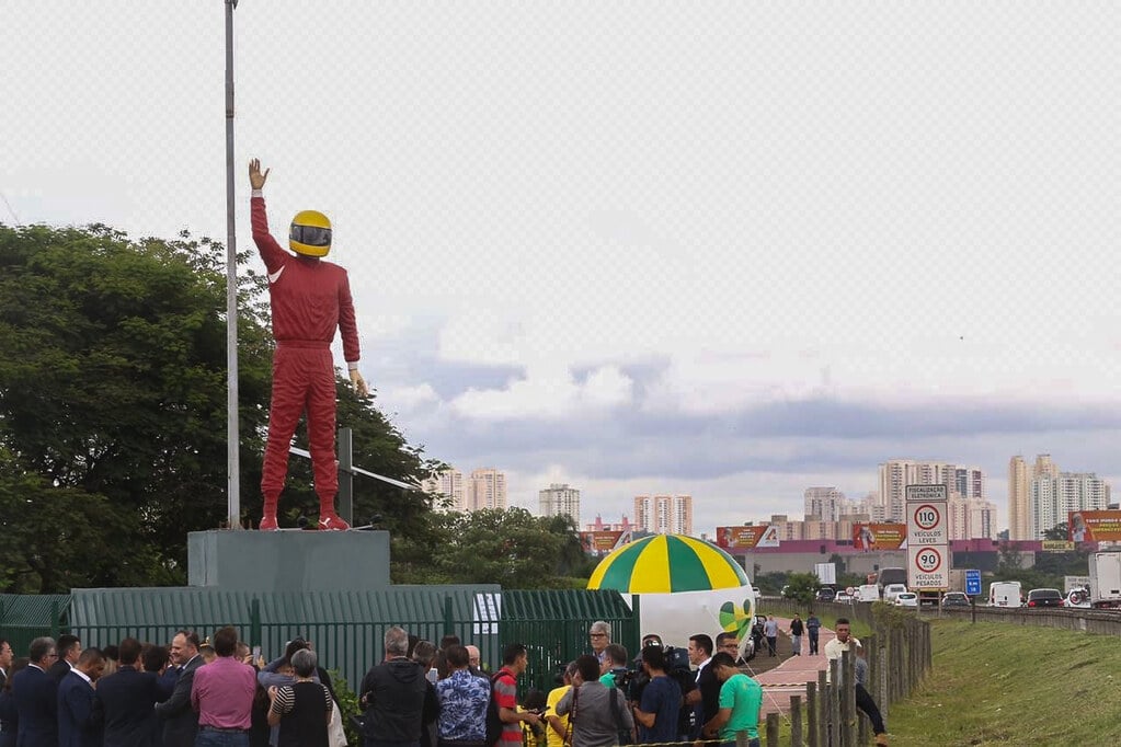 Estátua para Ayrton Senna vira atração ao lado de rodovia em Sâo Paulo