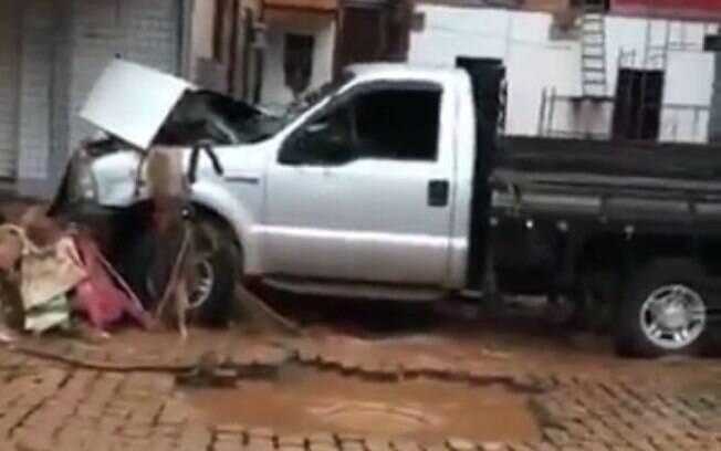 Carro batido em rua esburacada por causa de chuvas