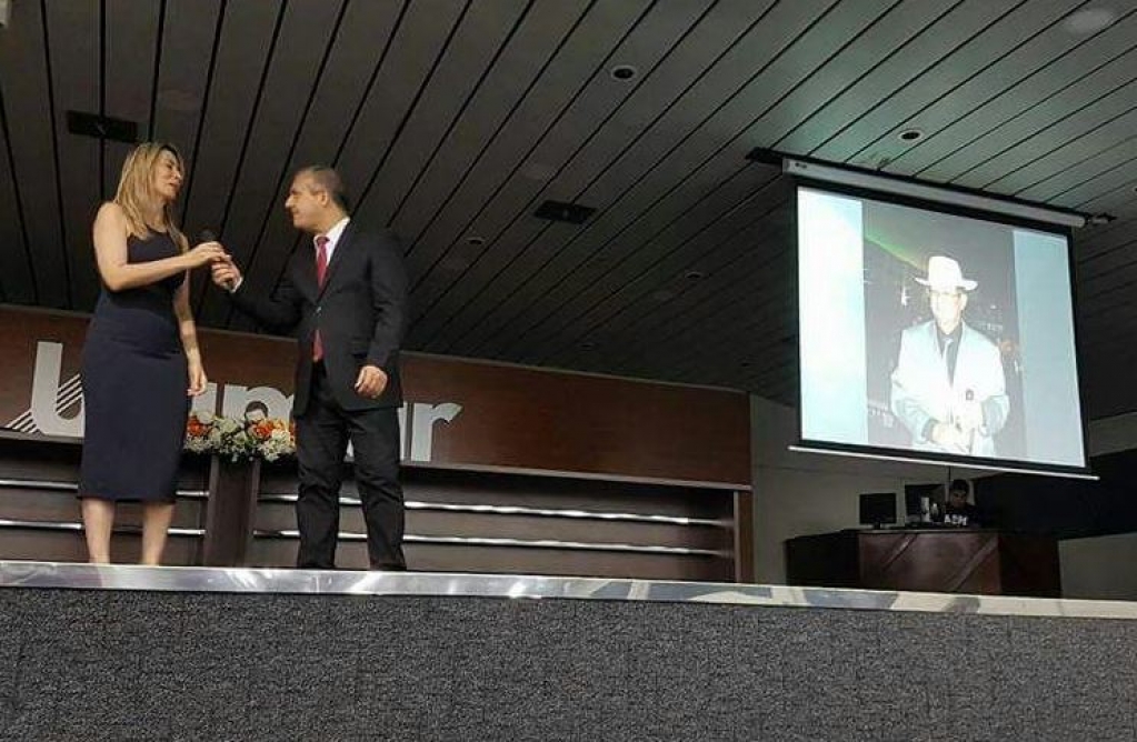 Unimar e alunos fazem homenagem a professor Ademir Oliveira em noite de palestra