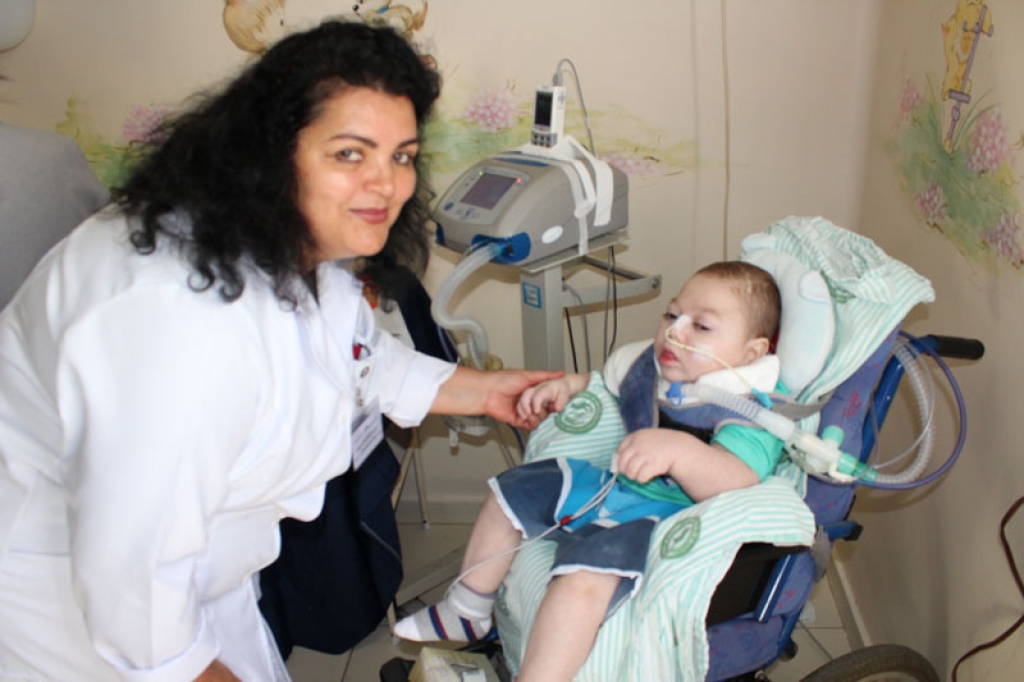 Kauê, 4, internado desde 2014, recebe festa na Santa Casa