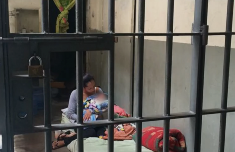 Mulher presa por tráfico sai para dar à luz e volta pra cadeia com bebê