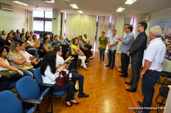 Daniel adia mudança na educação e promete concurso neste ano