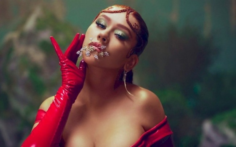 Christina Aguilera performa em clipe da poderosa rancheira "La Reina"