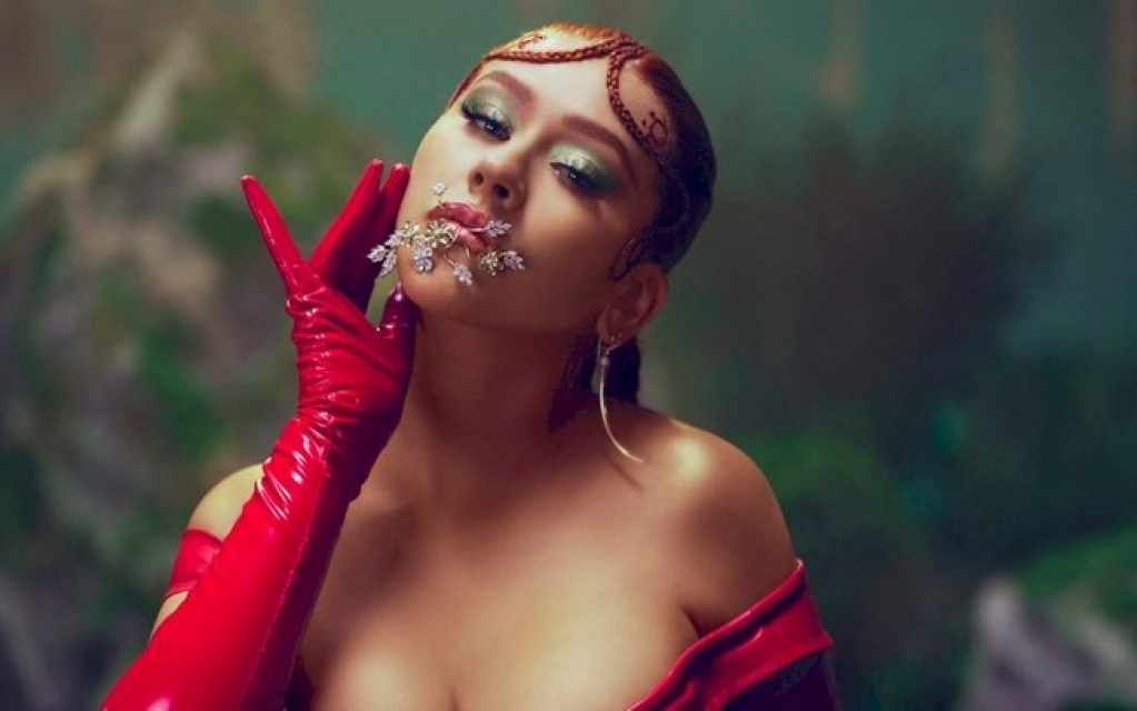 Christina Aguilera performa em clipe da poderosa rancheira "La Reina" Christina Aguilera performa em clipe da poderosa rancheira "La Reina"