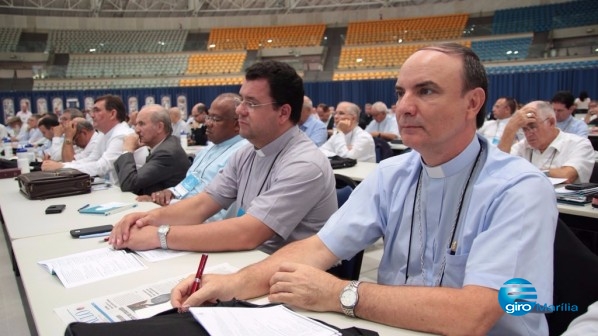 Dom Luiz Antonio com o padre Heliton Luís Ferreira, administrado diocesano de Assis na Assembleia da CNBB em Aparecida – Divulgação/CNBB