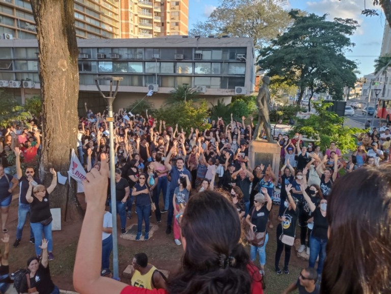 Desembargador proíbe greve de servidores e autoriza desconto de dias parados