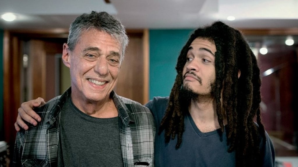 Neto de Chico Buarque, Chico Brown diz que forma "uma boa dupla" com o avô