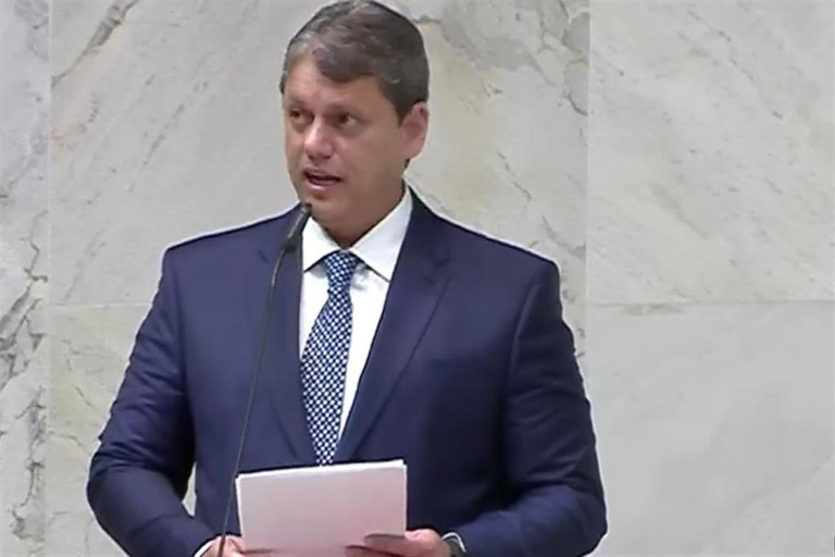 Tarcísio agradece a Bolsonaro, cita Serra, Montoro e Covas na posse; assista