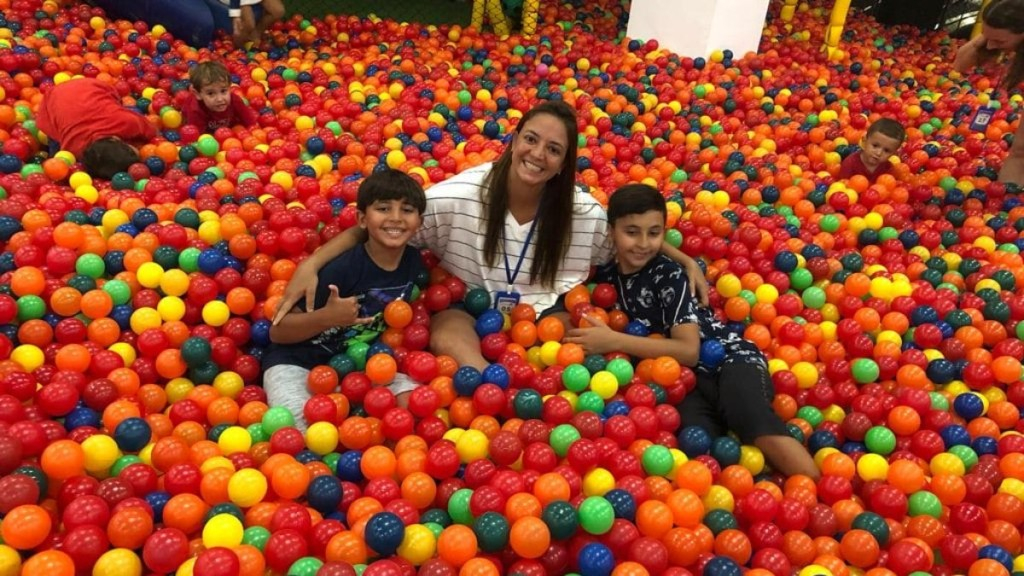 Divulgação Adriana Serra Moreira Lima, farmacêutica e empreendedora, mãe de Eduardo Serra Moreira Lima, de 12 anos, e Thiago Serra Moreira Lima, de 8