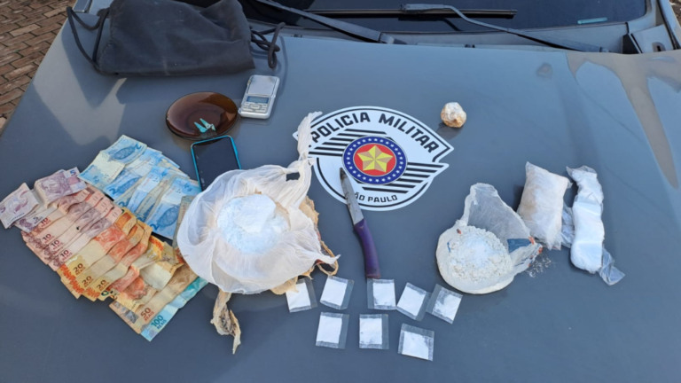Patrulha com cães prende foragido e apreende drogas em Santa Cruz