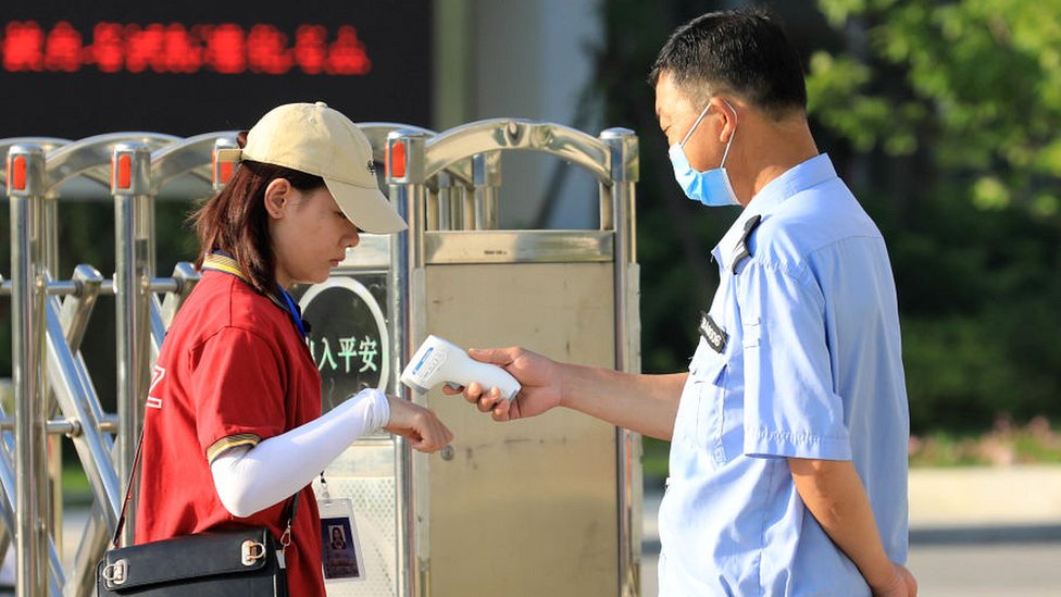 Estudante na região de Guangxi sendo examinada do lado de fora do centro de exames