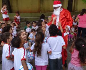 Papai-Noel, presentes e alegria marcam festa do Rotary para final de ano no Lar da Criança