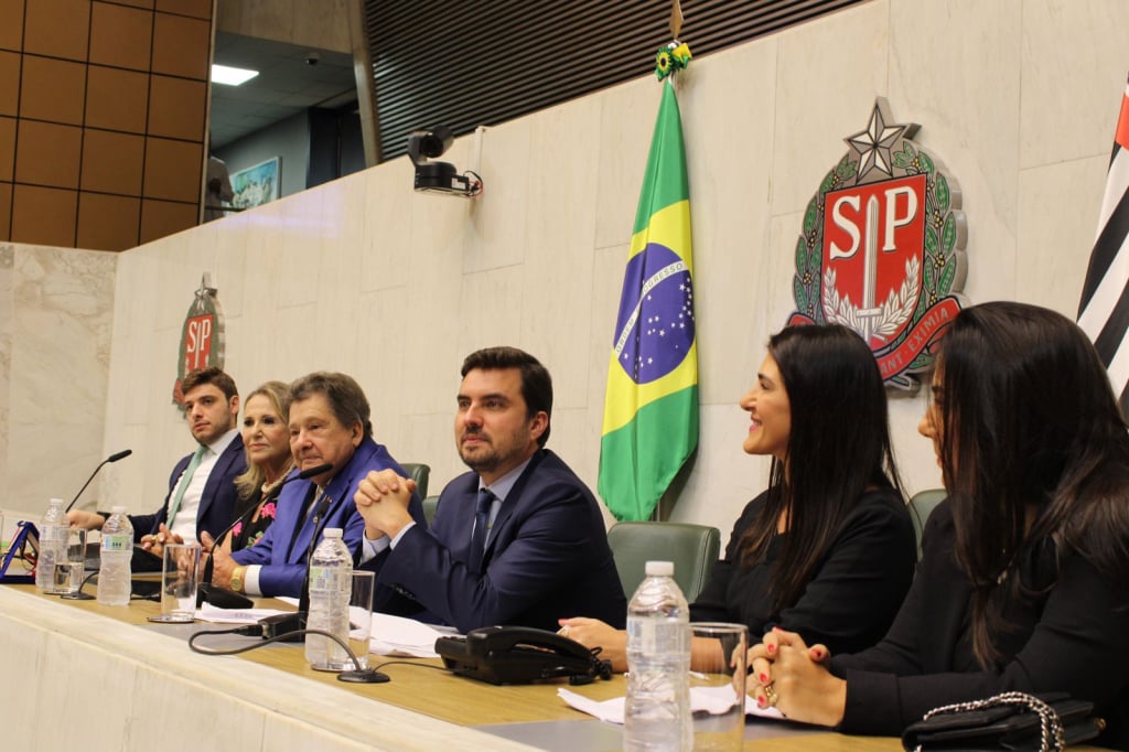 Fernanda e Márcia Serva, o deputado Vinícius Camarinha, Marcio Mesquita Serva com a espossa, Regina, e o deputado Thiago Auriccio – Divulgação