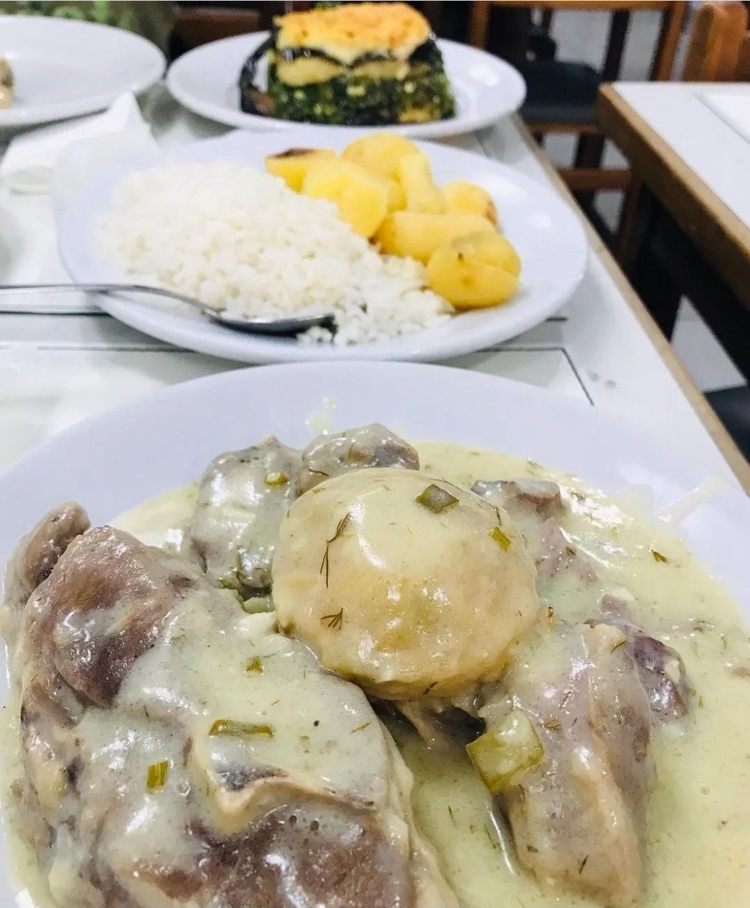 Carneiro com alcachofras no molho de ovos e limão e Moussaka de espinafre com ricota. Foto: Reprodução/Instagram - 08.09.2022