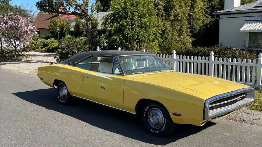 Dodge Charger 70 volta à luz do sol depois de 40 anos em garagem