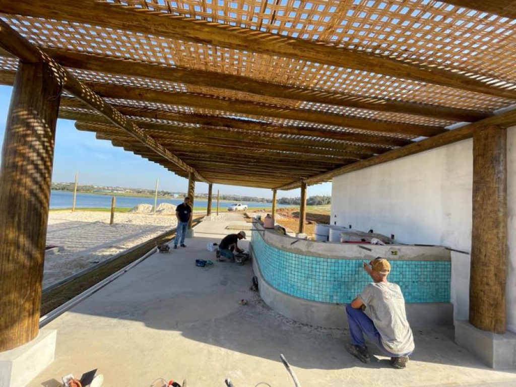Beach Bar em fase final e chalés mostram diferenciais do Aquaville; plantão no fim de semana