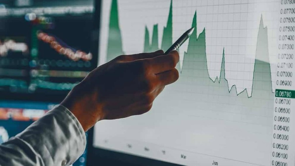 Ibovespa atinge 101 mil pontos e dólar cai após Fed reajustar juros Ibovespa atinge 101 mil pontos e dólar cai após Fed reajustar juros