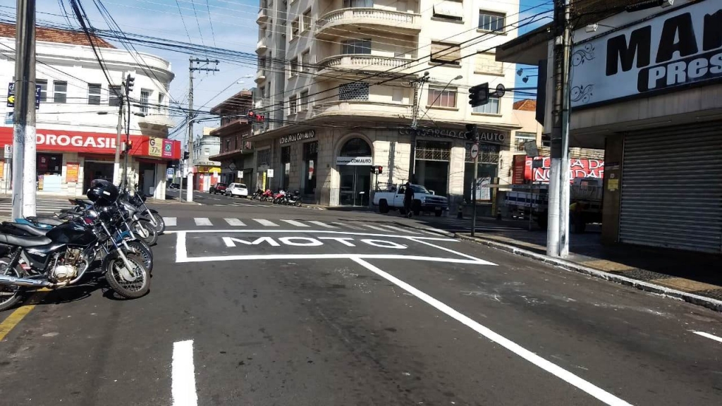 Emdurb testa faixa exclusiva de motos em semáforo no centro