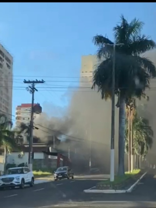 Incêndio em choperia da Sampaio Vidal cria torre de fumaça em Marília