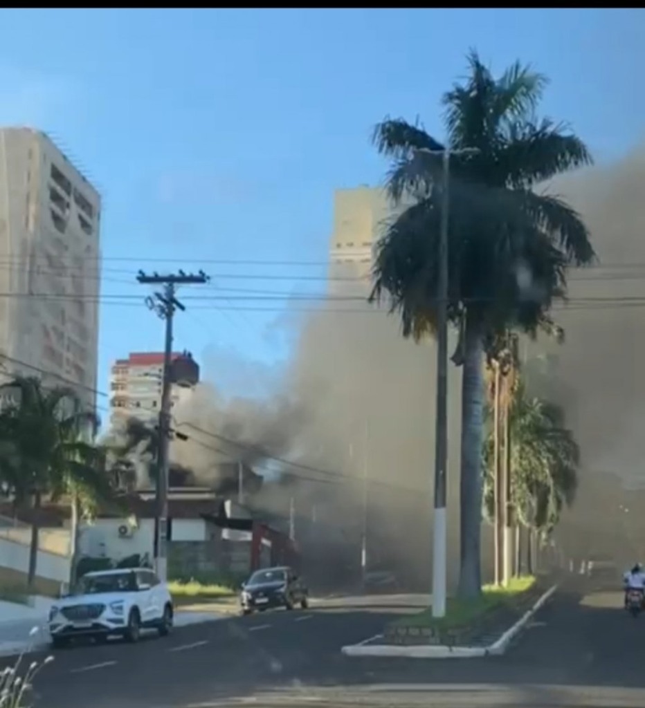 Incêndio em choperia da Sampaio Vidal cria torre de fumaça em Marília Incêndio em choperia da Sampaio Vidal cria torre de fumaça em Marília