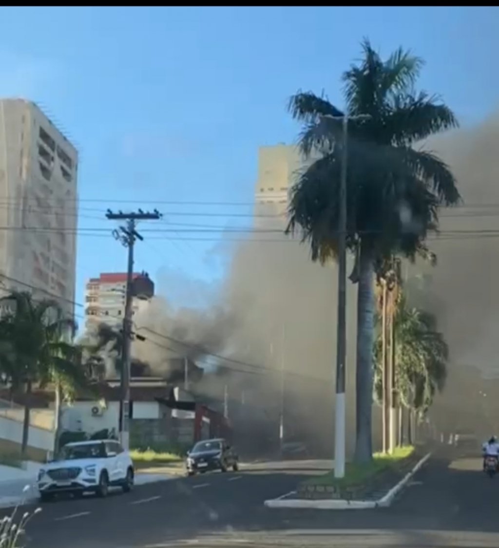 Incêndio em choperia da Sampaio Vidal cria torre de fumaça em Marília