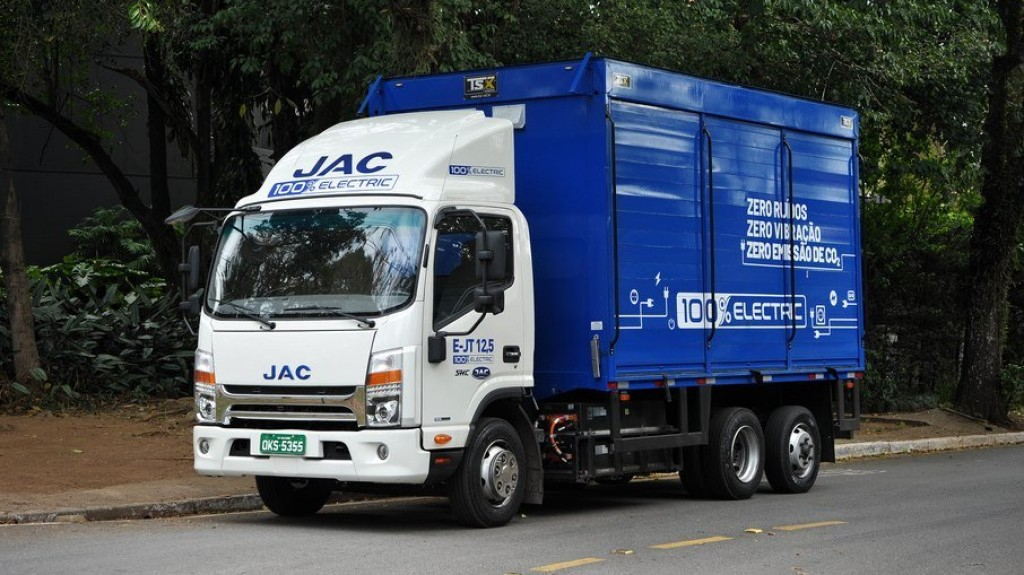 JAC lança E-JT 12.5, o  segundo caminhão elétrico da marca no Brasil