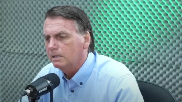 Campanha de Bolsonaro paga R$145 mil para negar acusações de pedofilia